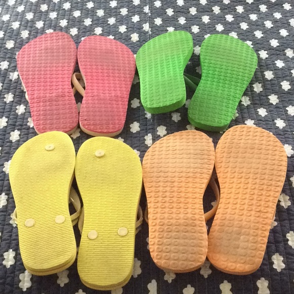 GAP Flip Flops (Lot of 4) - Picture 2 of 3